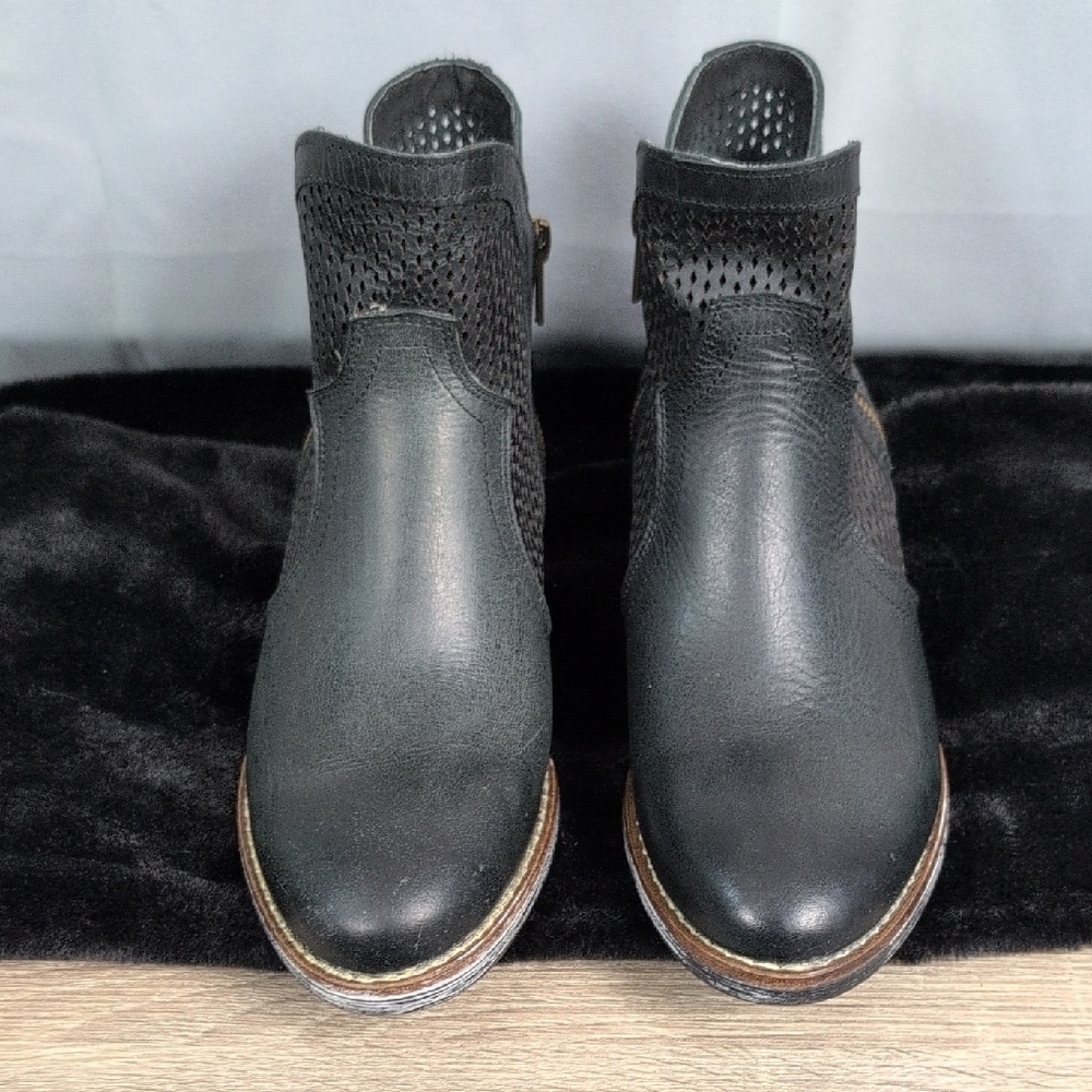 Sterling River Black Perforated Ankle Boots 8.5 New Boho Gipsy Rustic Edgey